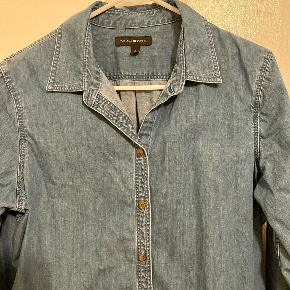 Chambray “denim” Banana Republic long sleeve button up shirt. Never worn!